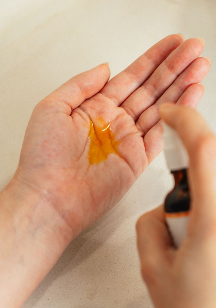huile visage à la noisette et aux noyaux d'abricot, bio nourrissante et apaisante