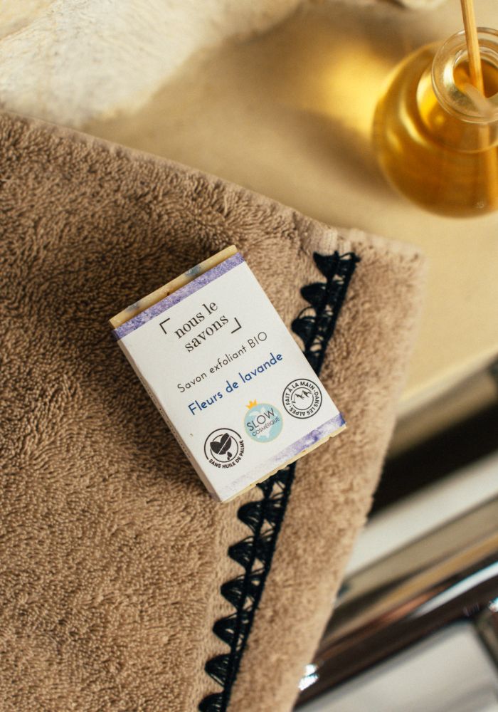 Savon bio exfoliant – Fleurs de lavande