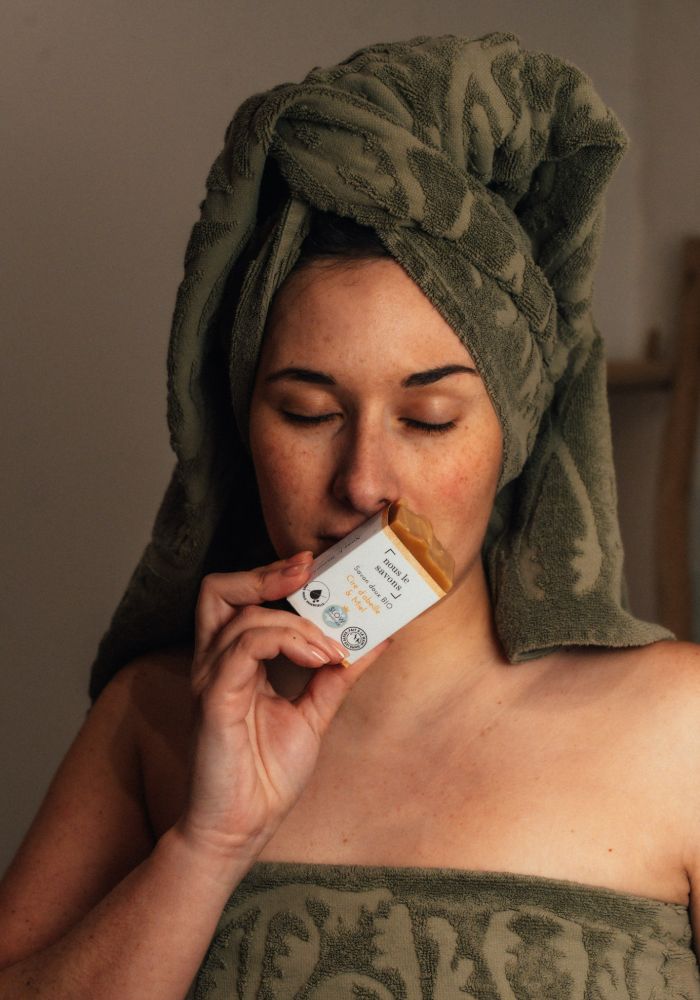 Savon Bio doux au miel et à la cire d'abeille Fait en France : une hydratation naturelle pour une peau douce et soyeuse