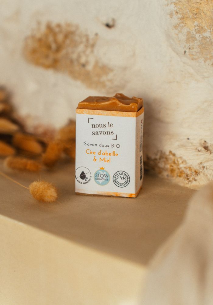 Savon Bio doux au miel et à la cire d'abeille Fait en France : une hydratation naturelle pour une peau douce et soyeuse