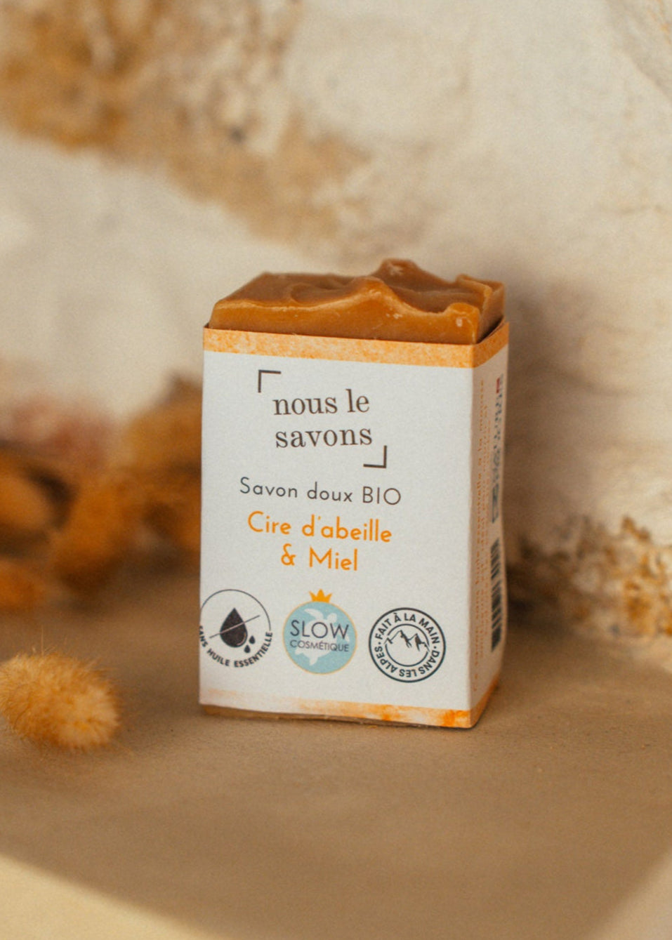 Savon Bio doux au miel et à la cire d'abeille Fait en France : une hydratation naturelle pour une peau douce et soyeuse