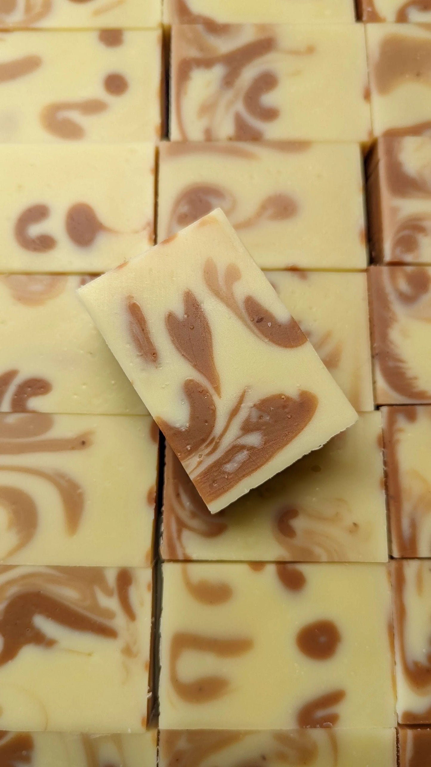 Savon doux Argile rouge & Géranium rosat Bio Fait en France : un nettoyage naturel et doux pour votre peau