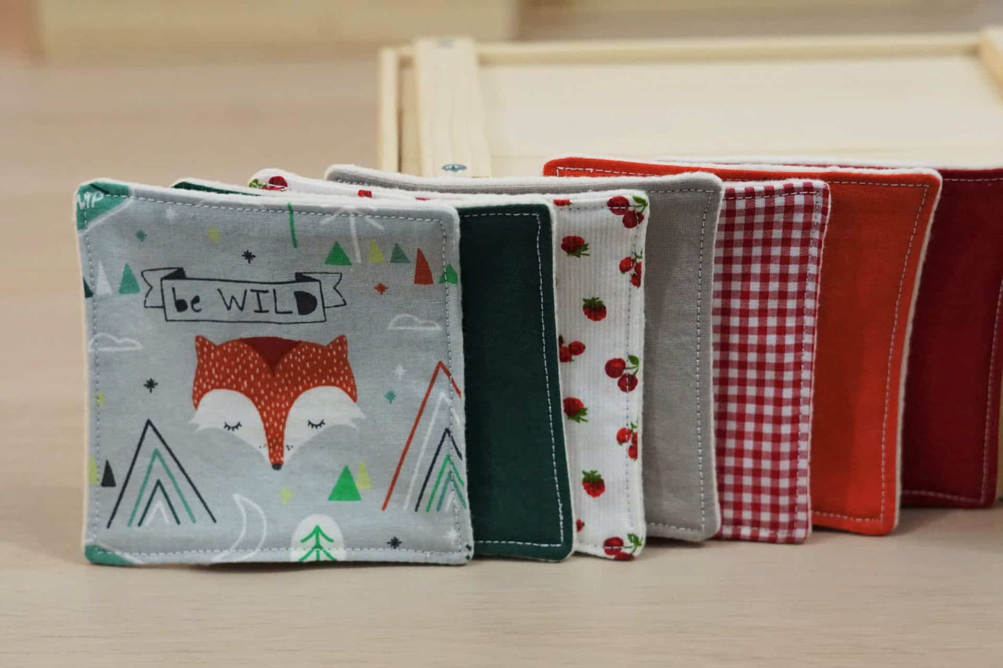 Carré démaquillant en coton BIO fait à la main en France, jolis motifs