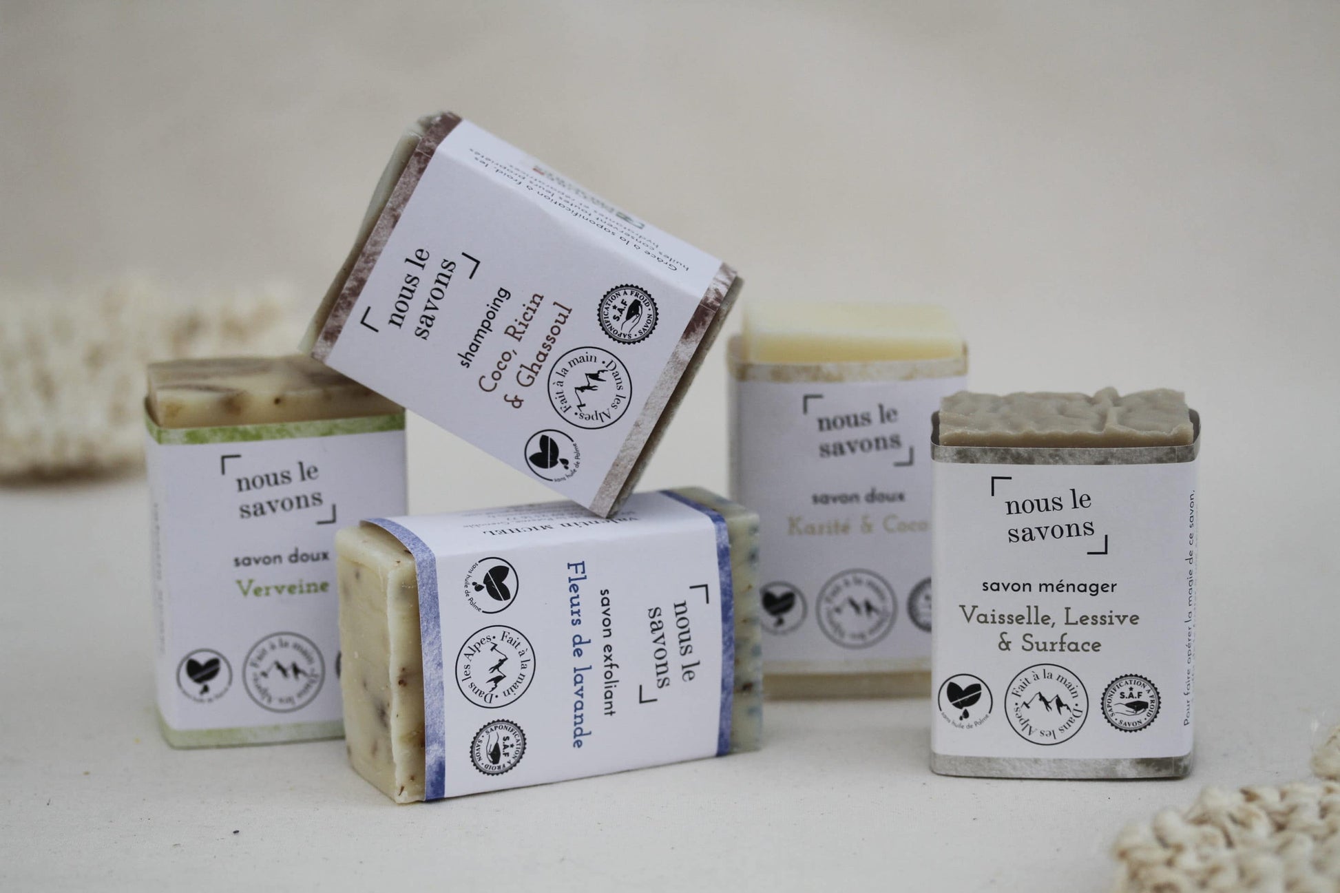 Assortiment de savons artisanaux Bio Fait en France : un choix de qualité pour une routine de soin naturelle et respectueuse